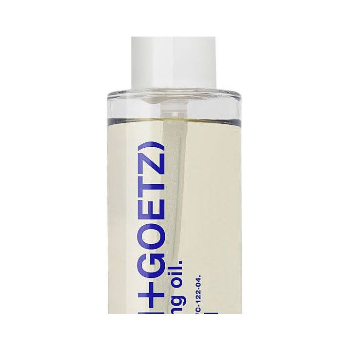 Emulsión del aceite limpiador Malin + Goetz al contacto con agua